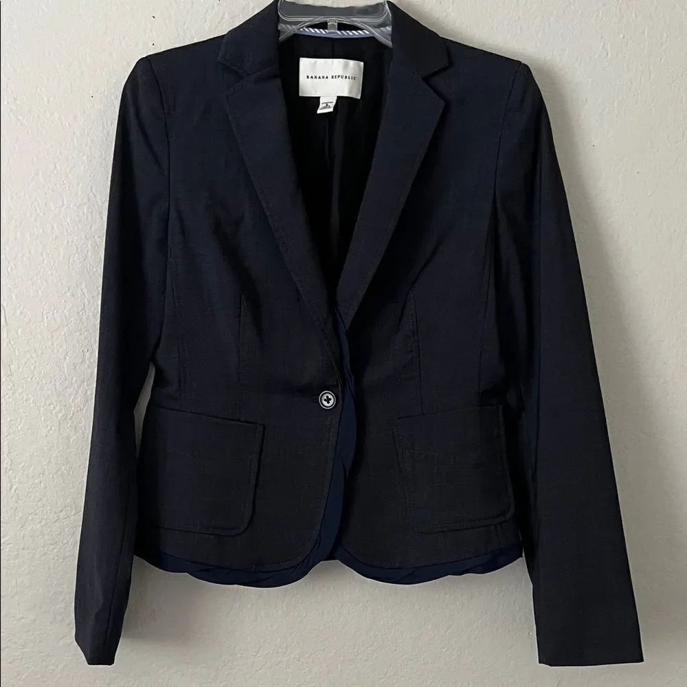 Like New! Banana Republic Women's Wool Stretch Padded Shoulder Blazer in Size 6